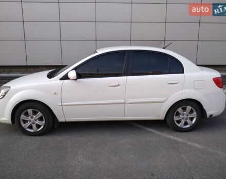 Білий Кіа Ріо, об'ємом двигуна 1.4 л та пробігом 260 тис. км за 6400 $, фото 1 на Automoto.ua