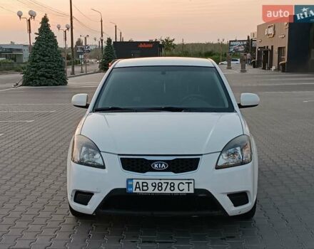 Білий Кіа Ріо, об'ємом двигуна 1.4 л та пробігом 202 тис. км за 5000 $, фото 1 на Automoto.ua