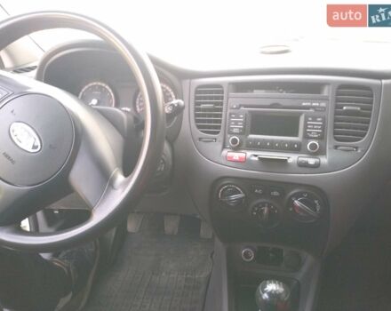 Білий Кіа Ріо, об'ємом двигуна 1.4 л та пробігом 260 тис. км за 6400 $, фото 7 на Automoto.ua