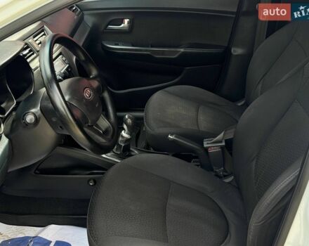 Білий Кіа Ріо, об'ємом двигуна 1.4 л та пробігом 219 тис. км за 5999 $, фото 6 на Automoto.ua