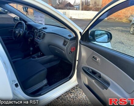 Белый Киа Рио, объемом двигателя 1.4 л и пробегом 220 тыс. км за 6350 $, фото 7 на Automoto.ua