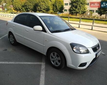 Белый Киа Рио, объемом двигателя 1.4 л и пробегом 260 тыс. км за 6400 $, фото 2 на Automoto.ua