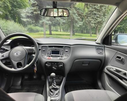 Белый Киа Рио, объемом двигателя 1.4 л и пробегом 250 тыс. км за 6300 $, фото 7 на Automoto.ua