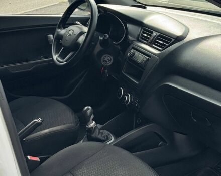 Білий Кіа Ріо, об'ємом двигуна 1.4 л та пробігом 218 тис. км за 5750 $, фото 7 на Automoto.ua