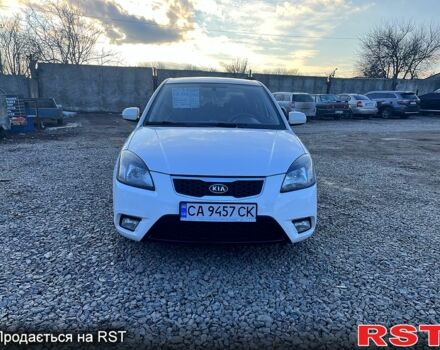 Белый Киа Рио, объемом двигателя 1.4 л и пробегом 220 тыс. км за 6350 $, фото 2 на Automoto.ua