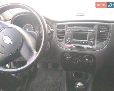 Белый Киа Рио, объемом двигателя 1.4 л и пробегом 260 тыс. км за 6400 $, фото 7 на Automoto.ua
