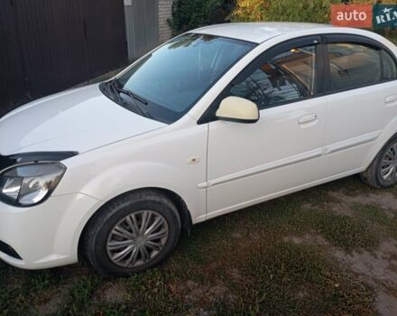 Белый Киа Рио, объемом двигателя 1.4 л и пробегом 191 тыс. км за 4600 $, фото 1 на Automoto.ua