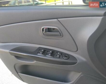 Белый Киа Рио, объемом двигателя 1.4 л и пробегом 260 тыс. км за 6400 $, фото 6 на Automoto.ua