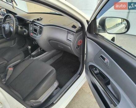 Белый Киа Рио, объемом двигателя 1.4 л и пробегом 223 тыс. км за 5700 $, фото 11 на Automoto.ua