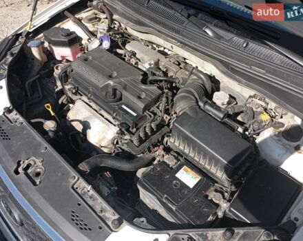 Белый Киа Рио, объемом двигателя 1.4 л и пробегом 191 тыс. км за 4600 $, фото 8 на Automoto.ua