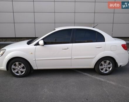 Білий Кіа Ріо, об'ємом двигуна 1.4 л та пробігом 260 тис. км за 6400 $, фото 1 на Automoto.ua