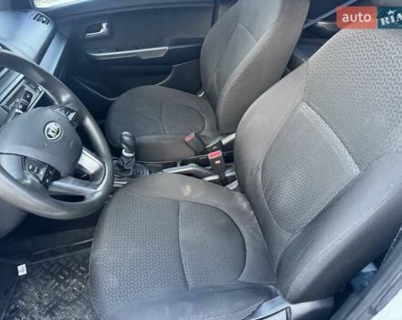 Білий Кіа Ріо, об'ємом двигуна 1.4 л та пробігом 160 тис. км за 2999 $, фото 12 на Automoto.ua