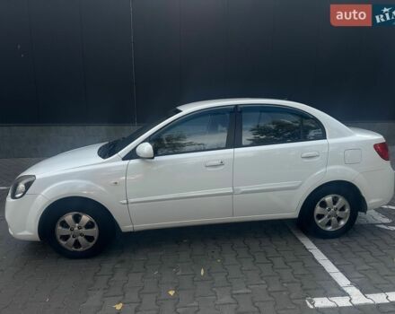 Белый Киа Рио, объемом двигателя 1.4 л и пробегом 158 тыс. км за 5800 $, фото 3 на Automoto.ua