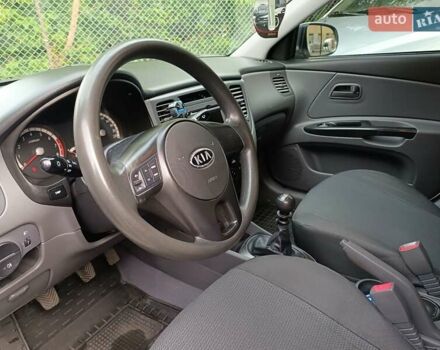 Білий Кіа Ріо, об'ємом двигуна 1.4 л та пробігом 202 тис. км за 5000 $, фото 13 на Automoto.ua