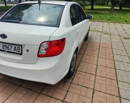 Белый Киа Рио, объемом двигателя 1.4 л и пробегом 250 тыс. км за 6100 $, фото 3 на Automoto.ua