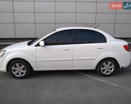 Белый Киа Рио, объемом двигателя 1.4 л и пробегом 260 тыс. км за 6400 $, фото 1 на Automoto.ua