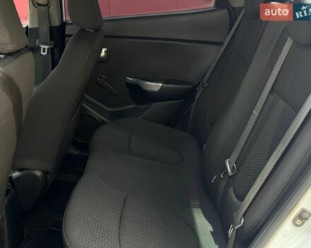 Білий Кіа Ріо, об'ємом двигуна 1.4 л та пробігом 219 тис. км за 5999 $, фото 15 на Automoto.ua