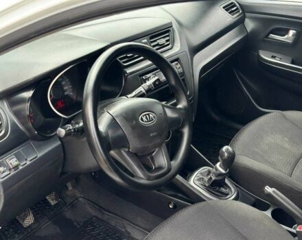 Белый Киа Рио, объемом двигателя 1.4 л и пробегом 217 тыс. км за 6600 $, фото 6 на Automoto.ua