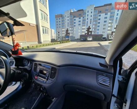 Белый Киа Рио, объемом двигателя 1.4 л и пробегом 128 тыс. км за 5000 $, фото 30 на Automoto.ua