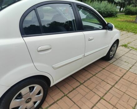 Белый Киа Рио, объемом двигателя 1.4 л и пробегом 250 тыс. км за 6300 $, фото 4 на Automoto.ua