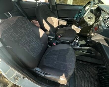 Білий Кіа Ріо, об'ємом двигуна 1.59 л та пробігом 221 тис. км за 6000 $, фото 11 на Automoto.ua