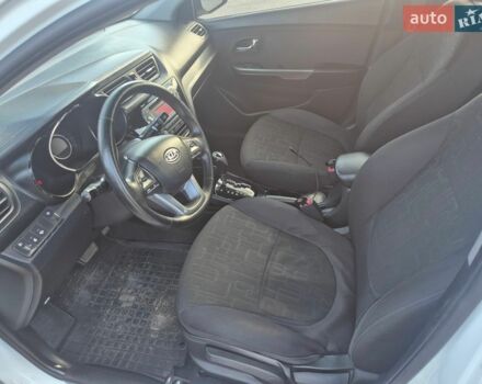Білий Кіа Ріо, об'ємом двигуна 1.6 л та пробігом 196 тис. км за 7950 $, фото 7 на Automoto.ua