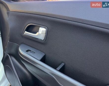 Білий Кіа Ріо, об'ємом двигуна 1.6 л та пробігом 48 тис. км за 10200 $, фото 20 на Automoto.ua