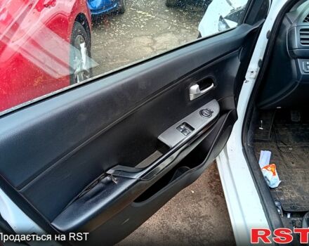 Білий Кіа Ріо, об'ємом двигуна 1.4 л та пробігом 289 тис. км за 3400 $, фото 6 на Automoto.ua