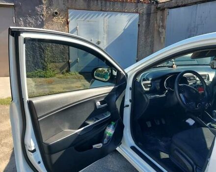 Білий Кіа Ріо, об'ємом двигуна 1.4 л та пробігом 69 тис. км за 8999 $, фото 10 на Automoto.ua