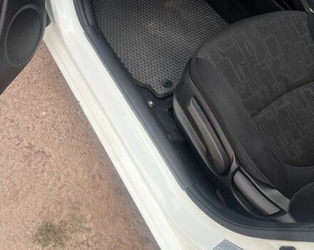 Белый Киа Рио, объемом двигателя 1.6 л и пробегом 200 тыс. км за 7500 $, фото 8 на Automoto.ua