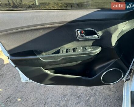 Білий Кіа Ріо, об'ємом двигуна 1.59 л та пробігом 221 тис. км за 6000 $, фото 13 на Automoto.ua