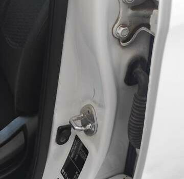 Белый Киа Рио, объемом двигателя 1.4 л и пробегом 168 тыс. км за 6800 $, фото 17 на Automoto.ua