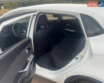 Белый Киа Рио, объемом двигателя 1.6 л и пробегом 200 тыс. км за 7500 $, фото 7 на Automoto.ua