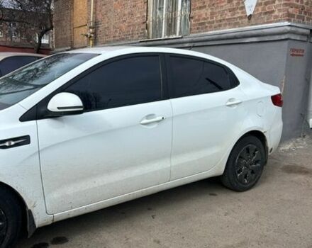 Белый Киа Рио, объемом двигателя 1.4 л и пробегом 315 тыс. км за 4999 $, фото 4 на Automoto.ua