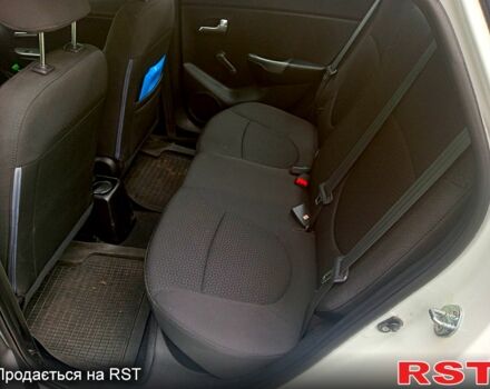 Білий Кіа Ріо, об'ємом двигуна 1.4 л та пробігом 81 тис. км за 8999 $, фото 6 на Automoto.ua