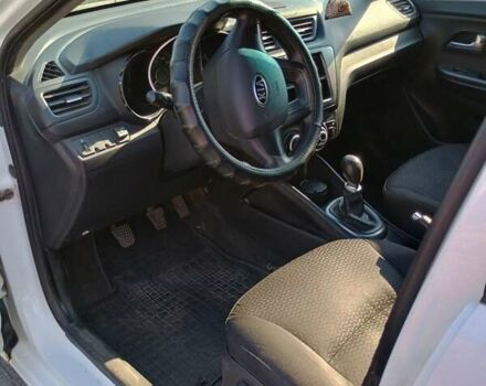 Белый Киа Рио, объемом двигателя 1.4 л и пробегом 224 тыс. км за 7200 $, фото 7 на Automoto.ua
