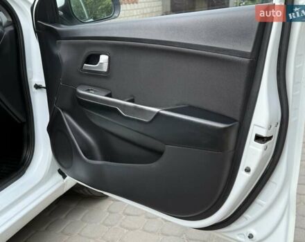 Белый Киа Рио, объемом двигателя 1.6 л и пробегом 82 тыс. км за 9600 $, фото 31 на Automoto.ua
