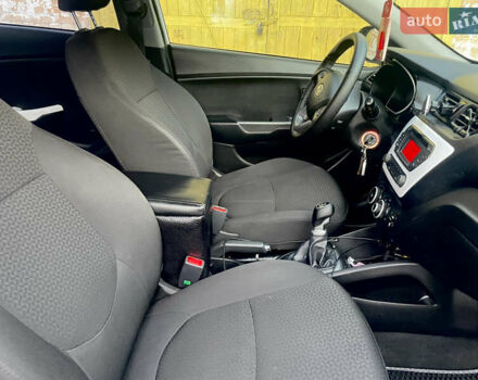 Белый Киа Рио, объемом двигателя 1.4 л и пробегом 295 тыс. км за 6299 $, фото 10 на Automoto.ua