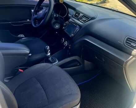 Білий Кіа Ріо, об'ємом двигуна 1.4 л та пробігом 249 тис. км за 6000 $, фото 5 на Automoto.ua