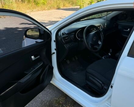 Белый Киа Рио, объемом двигателя 1.4 л и пробегом 129 тыс. км за 7500 $, фото 6 на Automoto.ua