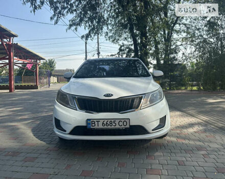 Белый Киа Рио, объемом двигателя 1.4 л и пробегом 300 тыс. км за 5300 $, фото 1 на Automoto.ua