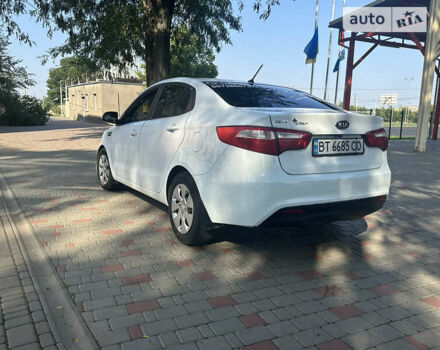Белый Киа Рио, объемом двигателя 1.4 л и пробегом 300 тыс. км за 5300 $, фото 3 на Automoto.ua