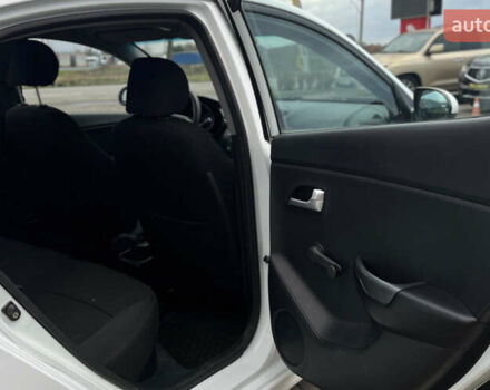 Белый Киа Рио, объемом двигателя 1.4 л и пробегом 200 тыс. км за 6900 $, фото 23 на Automoto.ua