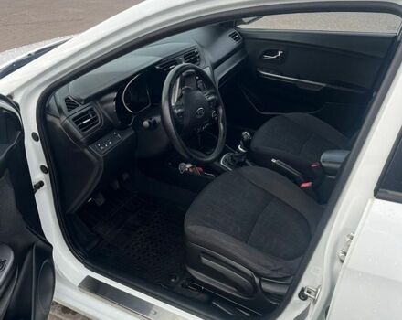 Белый Киа Рио, объемом двигателя 1.59 л и пробегом 262 тыс. км за 5700 $, фото 18 на Automoto.ua