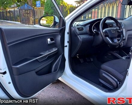 Білий Кіа Ріо, об'ємом двигуна 1.4 л та пробігом 52 тис. км за 8900 $, фото 5 на Automoto.ua
