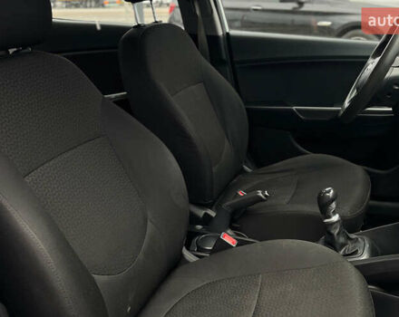 Белый Киа Рио, объемом двигателя 1.4 л и пробегом 200 тыс. км за 6900 $, фото 12 на Automoto.ua