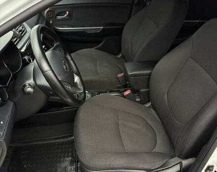 Білий Кіа Ріо, об'ємом двигуна 1.6 л та пробігом 91 тис. км за 8600 $, фото 10 на Automoto.ua