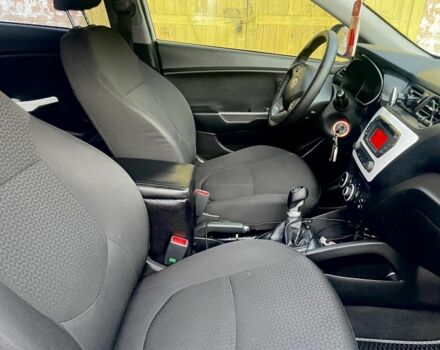 Белый Киа Рио, объемом двигателя 1.4 л и пробегом 290 тыс. км за 6300 $, фото 6 на Automoto.ua