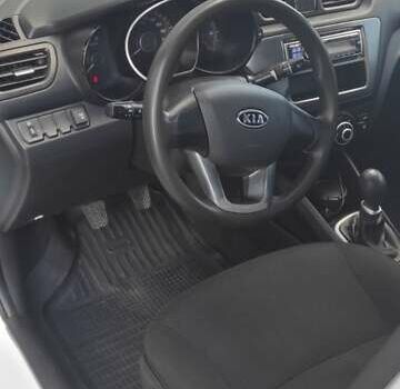 Белый Киа Рио, объемом двигателя 1.4 л и пробегом 168 тыс. км за 7800 $, фото 5 на Automoto.ua
