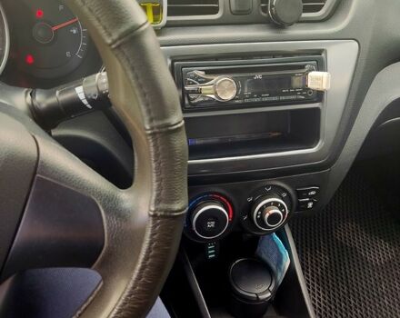 Белый Киа Рио, объемом двигателя 1.4 л и пробегом 206 тыс. км за 5500 $, фото 6 на Automoto.ua